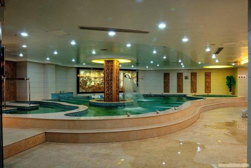 深圳老牌五星VS新锐设计酒店，服务细节全方位对比